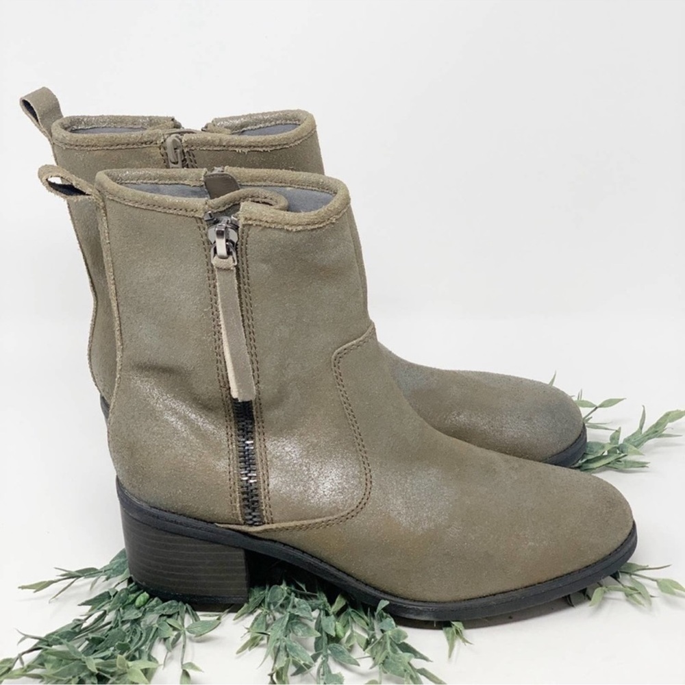 NWOT Clarks Nevella Devon Metallic Finish Leather Ankle Boots Size 9